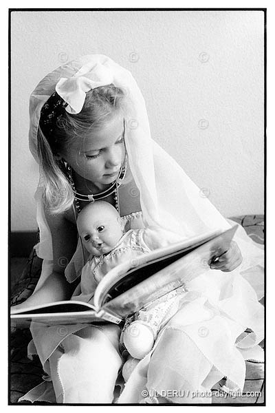 petite fille avec sa poupe - little girl with her doll